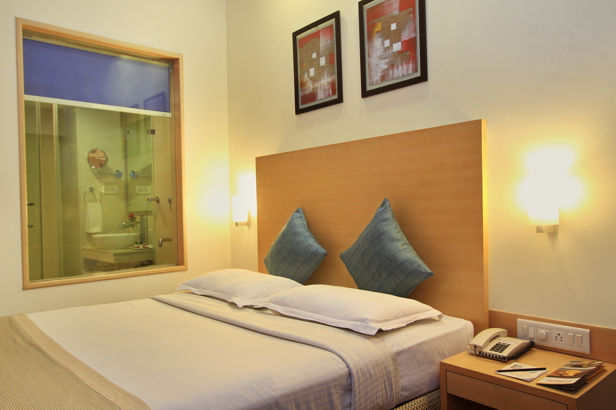 Deluxe Rooms at La Sara Hometel, Indiranagar 4